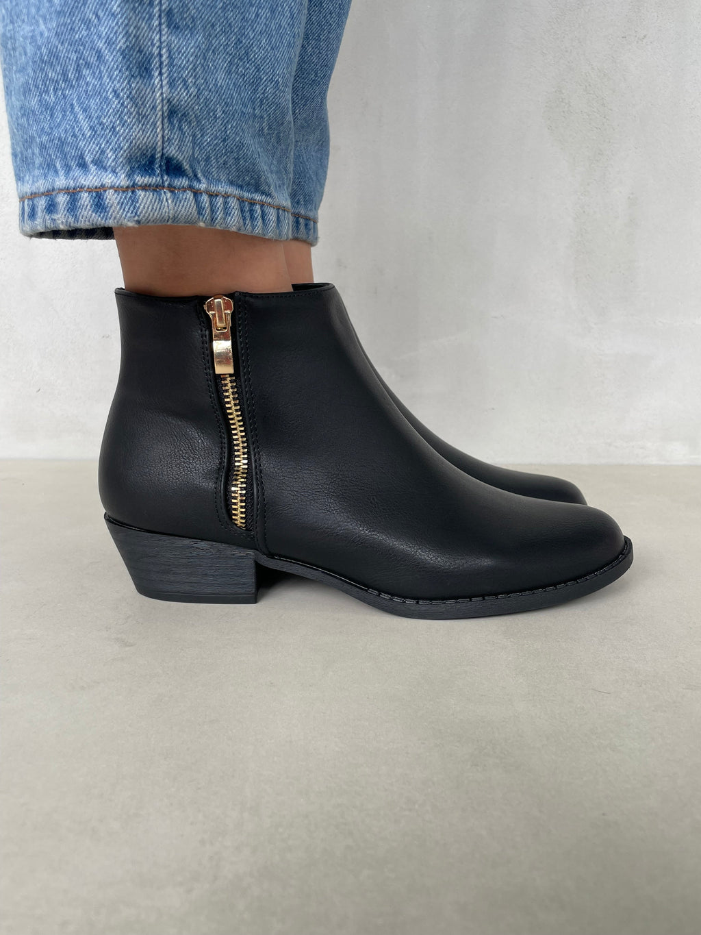 Botines Negros Con Cierre Dorado Tacón Medio 14305 Elegancia Y Comodidad Versátil Para Cualquier Ocasión