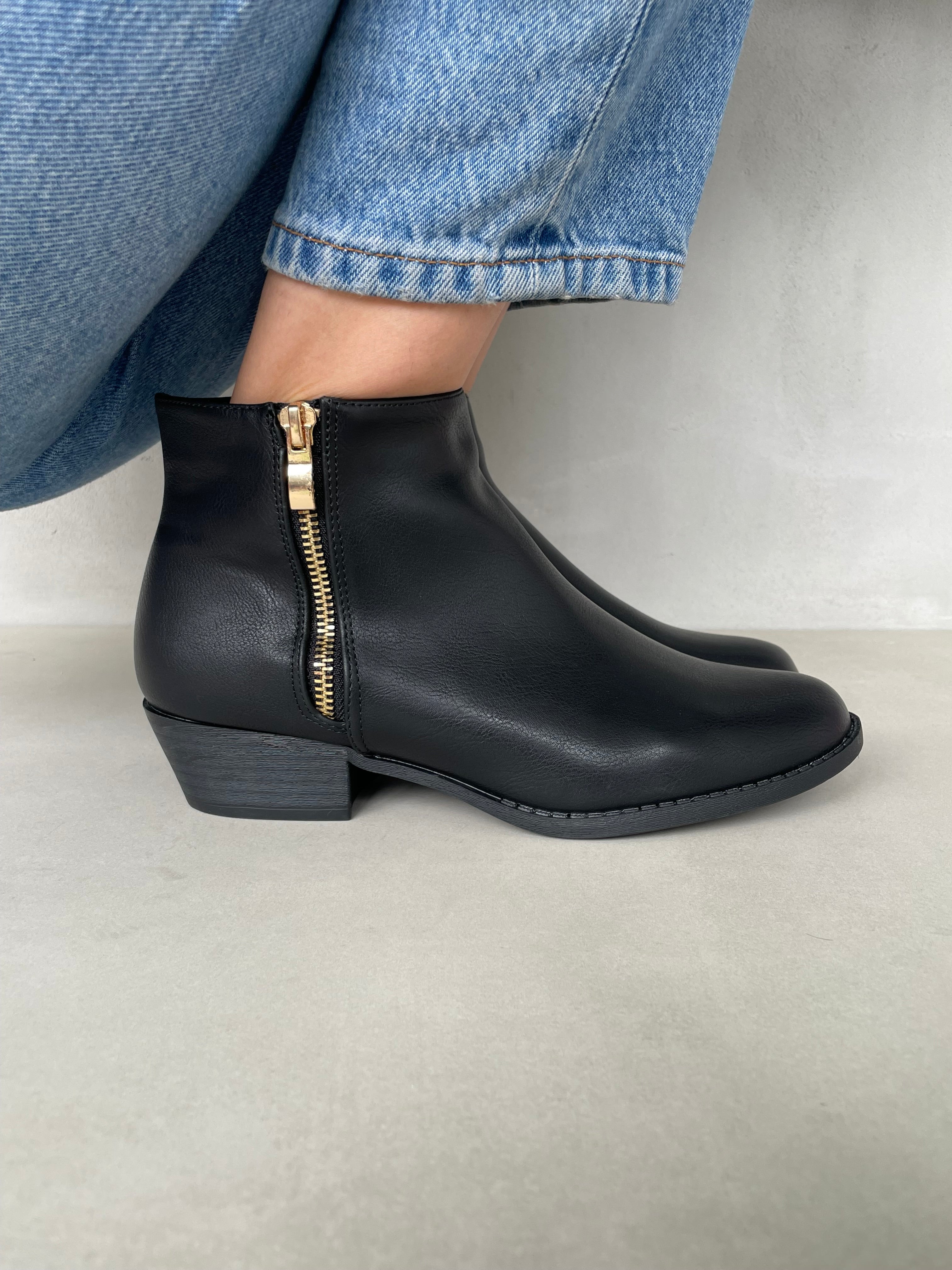 Botines Negros Con Cierre Dorado Tacón Medio 14305 Elegancia Y Comodidad Versátil Para Cualquier Ocasión