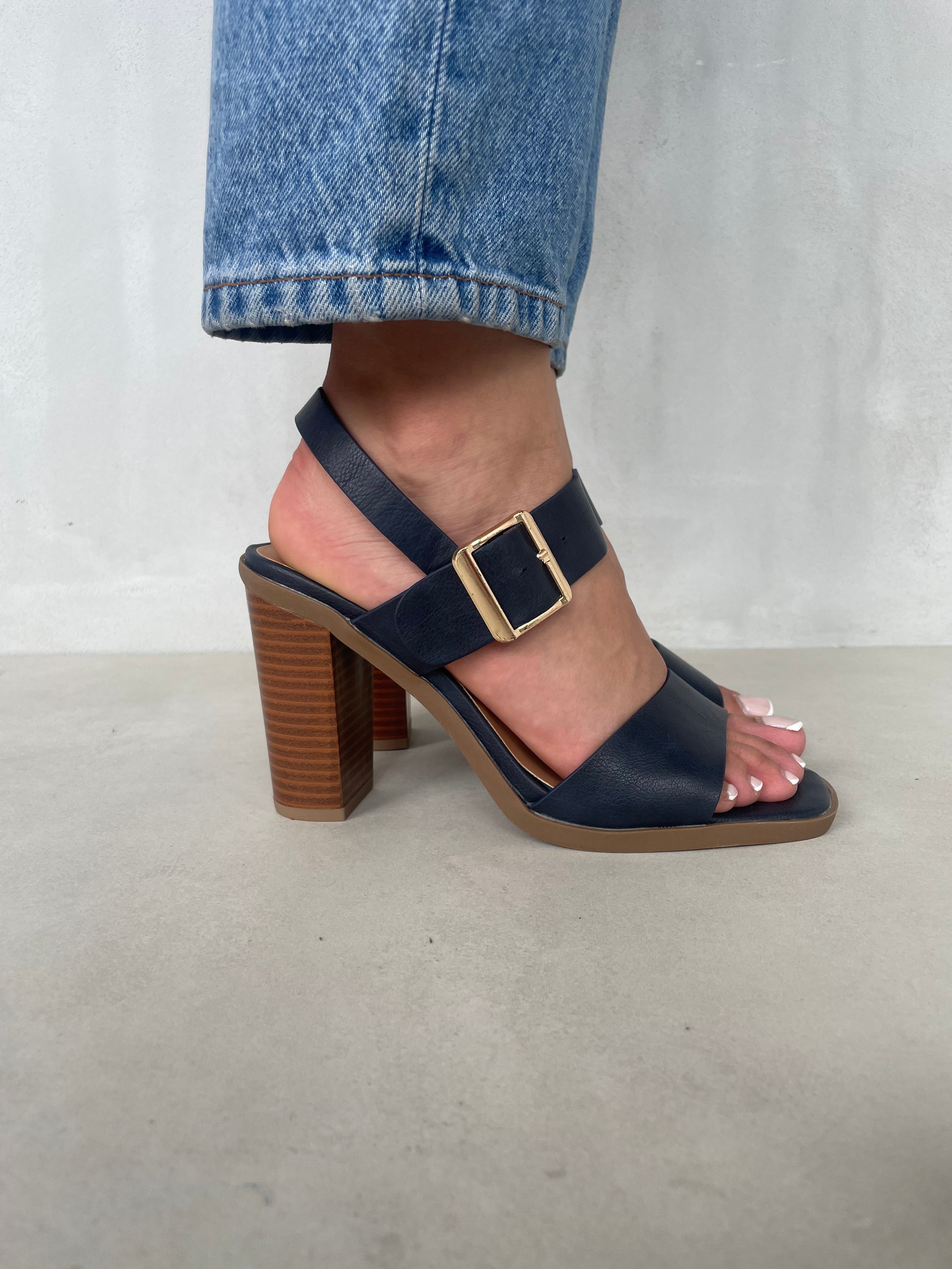 Sandalia de Tacón Alto Elegancia Minimalista 13610 Con Pulsera Ajustable Sofisticada y Versátil