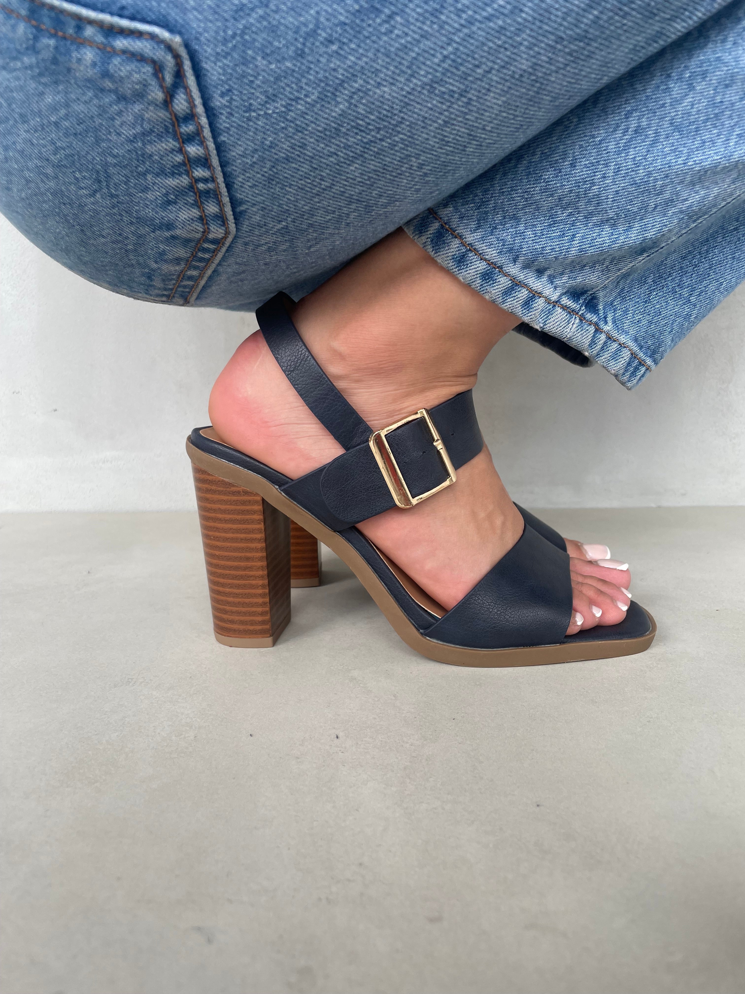 Sandalia de Tacón Alto Elegancia Minimalista 13610 Con Pulsera Ajustable Sofisticada y Versátil