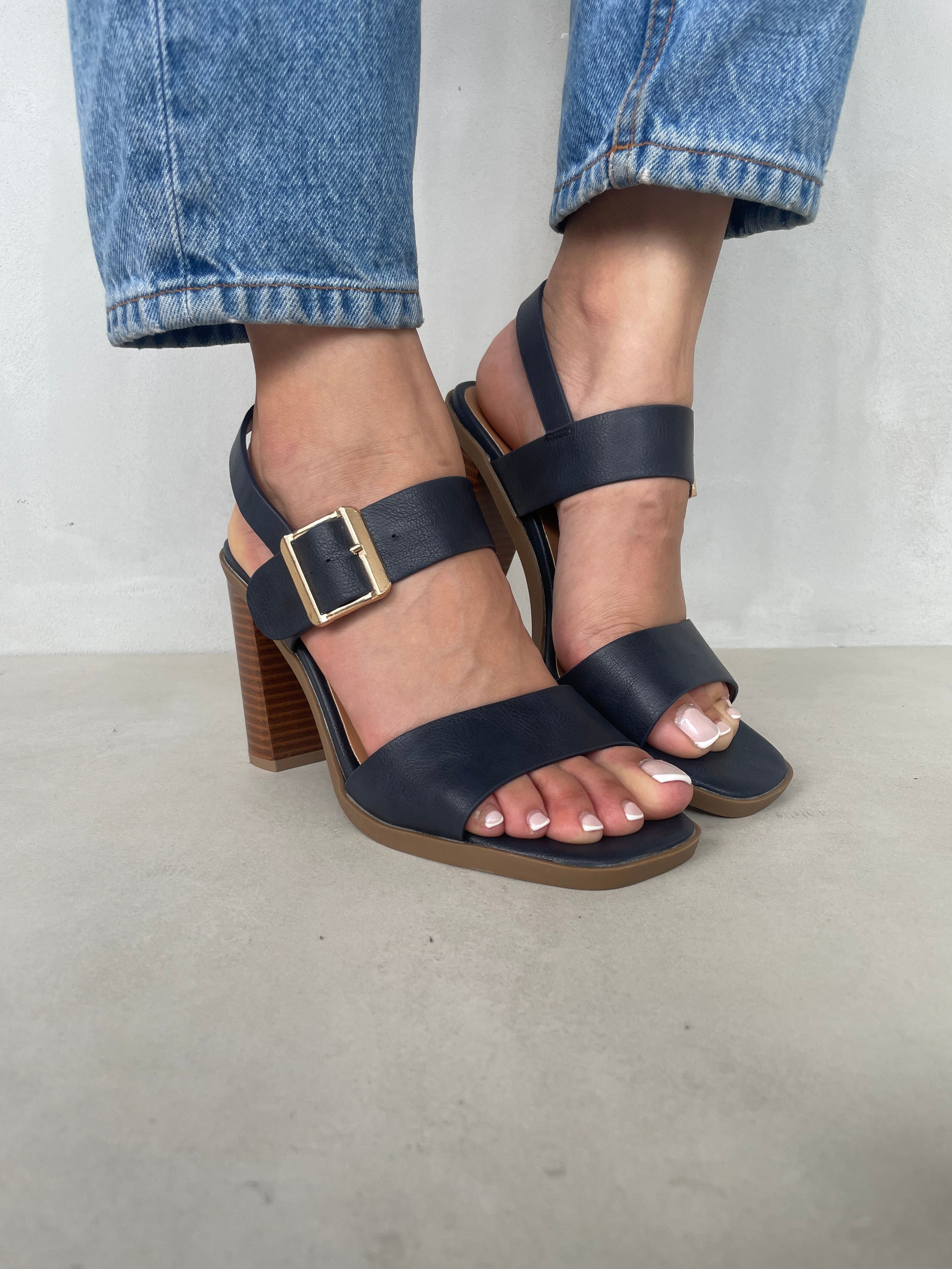 Sandalia de Tacón Alto Elegancia Minimalista 13610 Con Pulsera Ajustable Sofisticada y Versátil