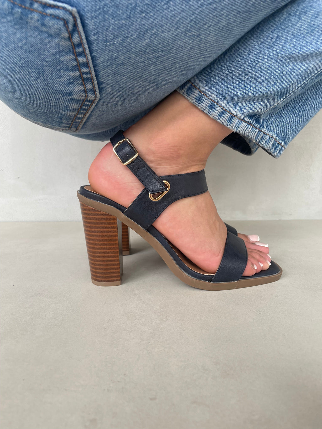 Sandalia Elegancia Minimal Con Pulsera Ajustable 13616 Estilo Sofisticado Y Versátil