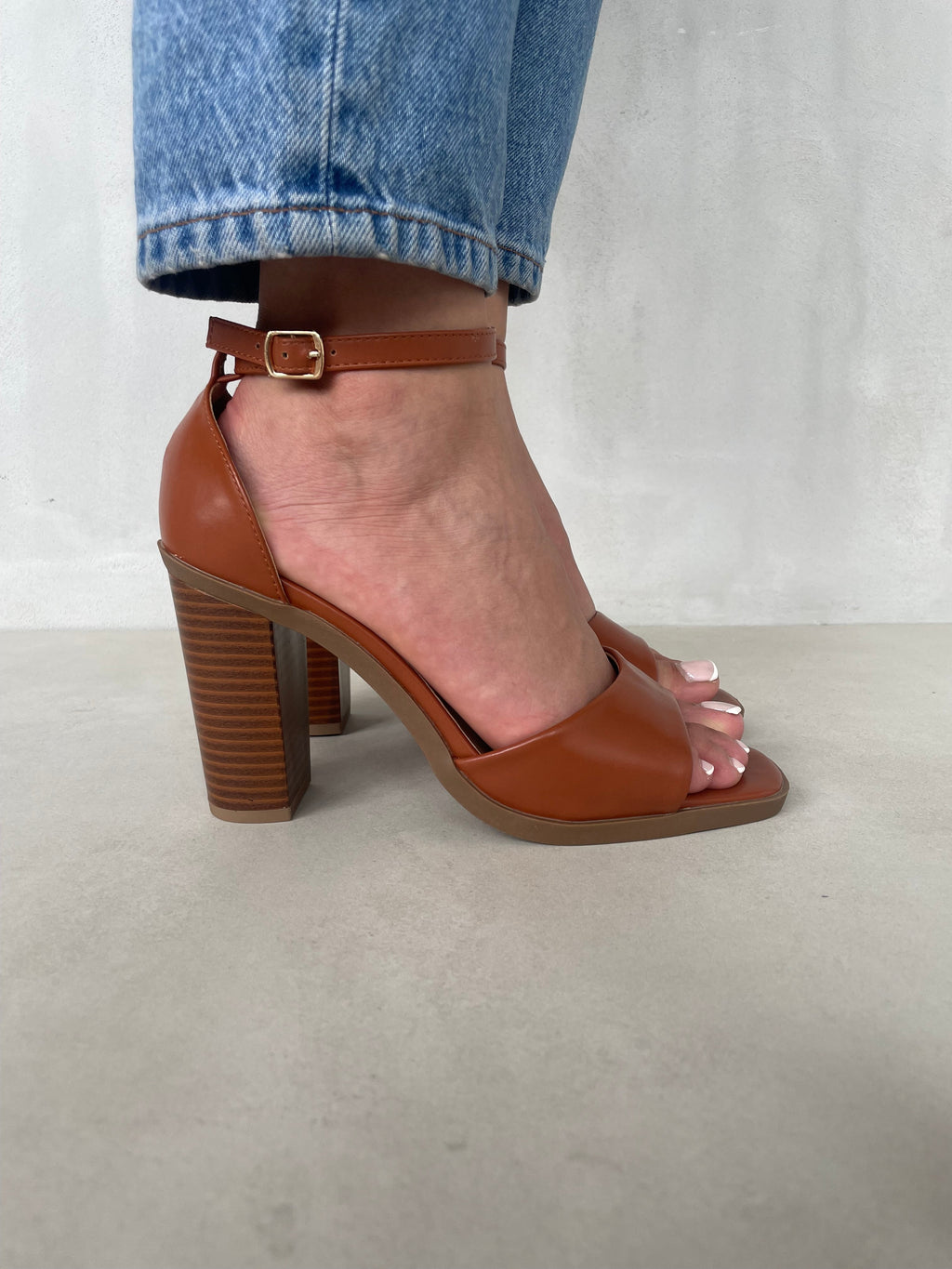 Sandalia Elegancia Minimalista 13613 Con Tacón Alto Y Tira Delantera Ancha Para Mayor Firmeza