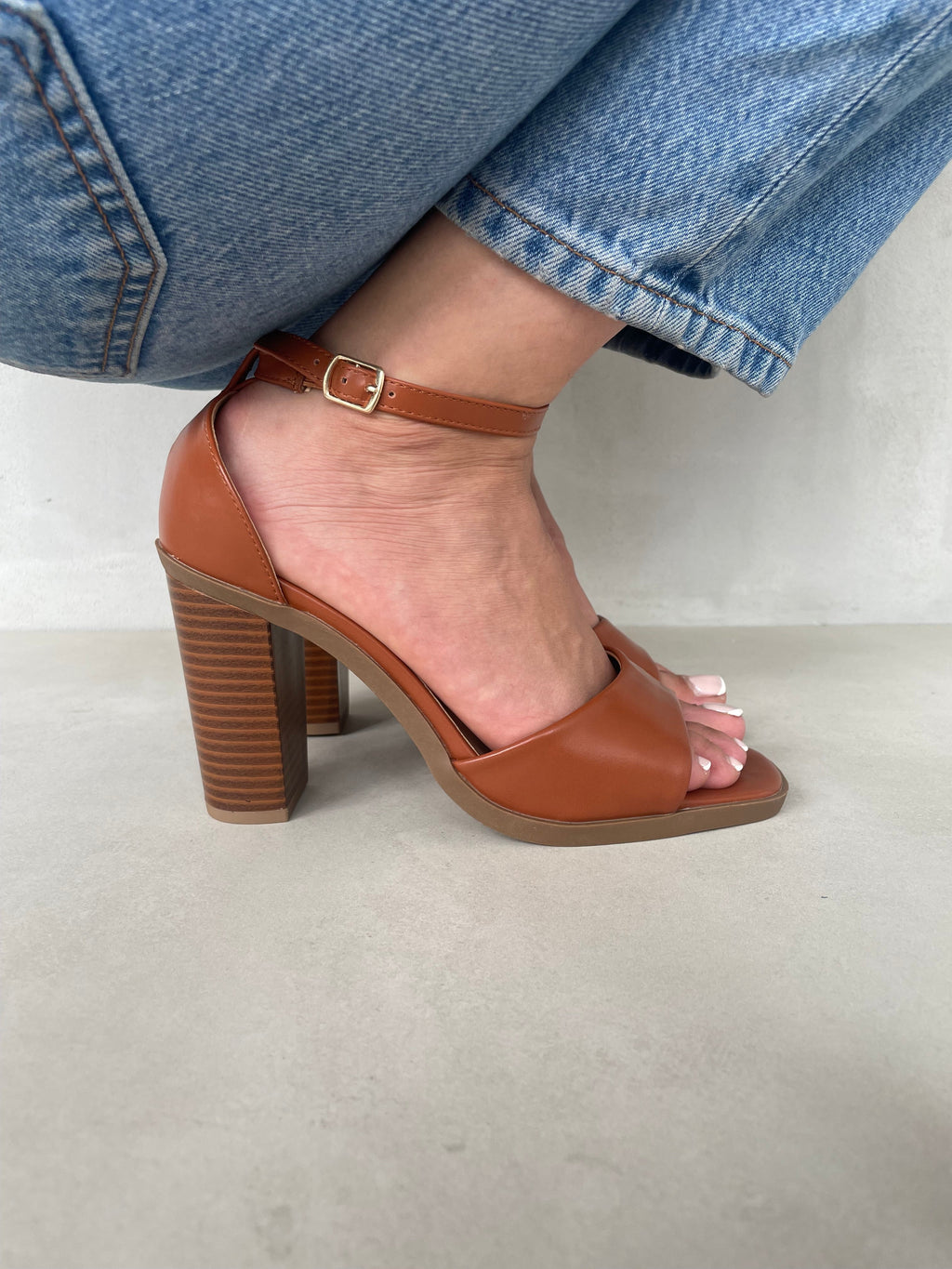 Sandalia Elegancia Minimalista 13613 Con Tacón Alto Y Tira Delantera Ancha Para Mayor Firmeza