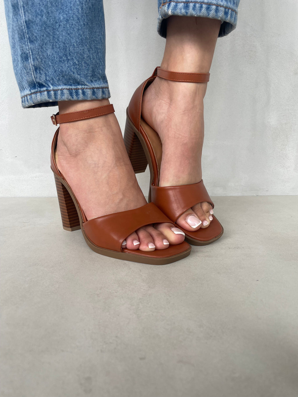 Sandalia Elegancia Minimalista 13613 Con Tacón Alto Y Tira Delantera Ancha Para Mayor Firmeza