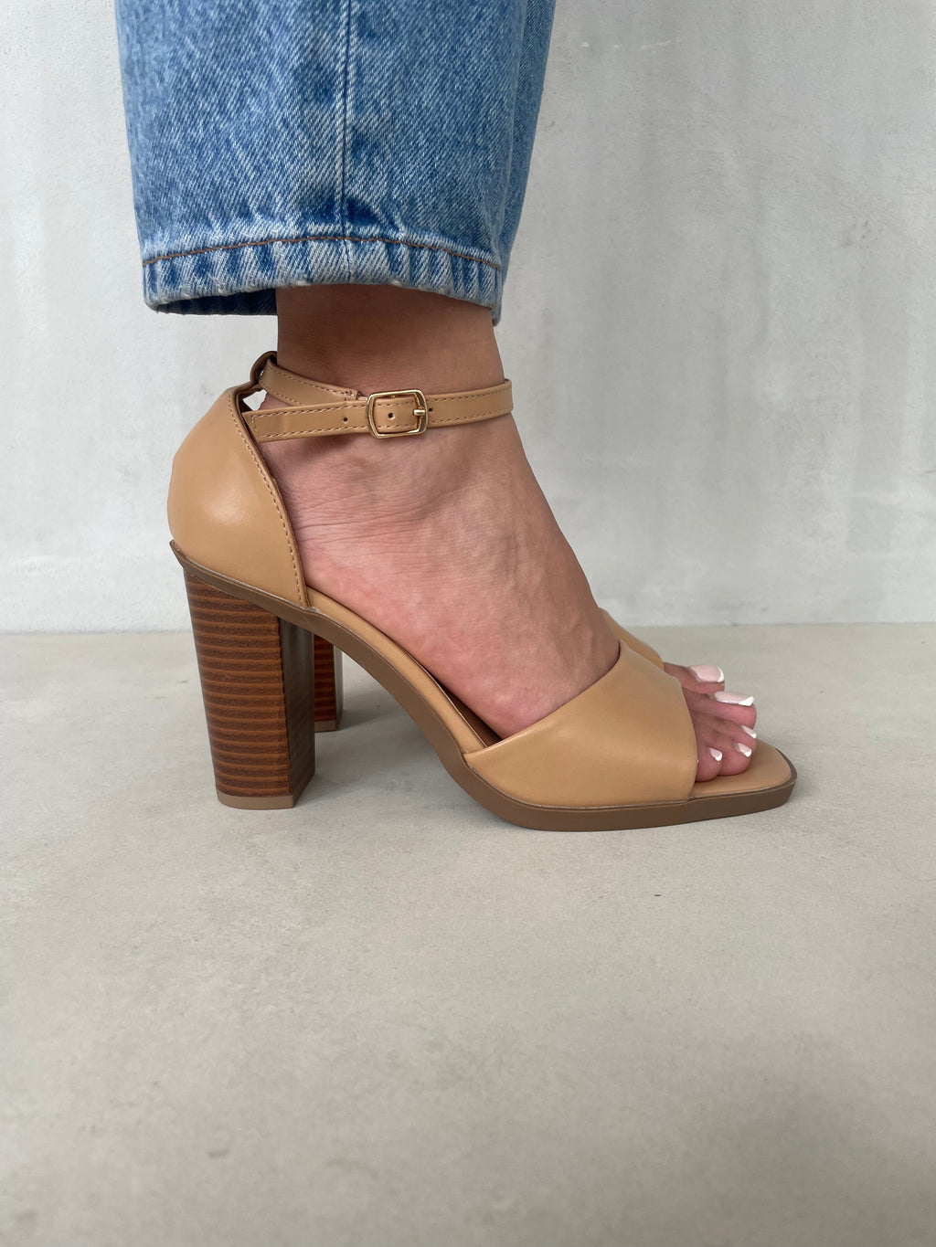 Sandalia De Tacón Alto En Tono Miel Con Tira Delantera Ancha Y Soporte En El Talón - 13611