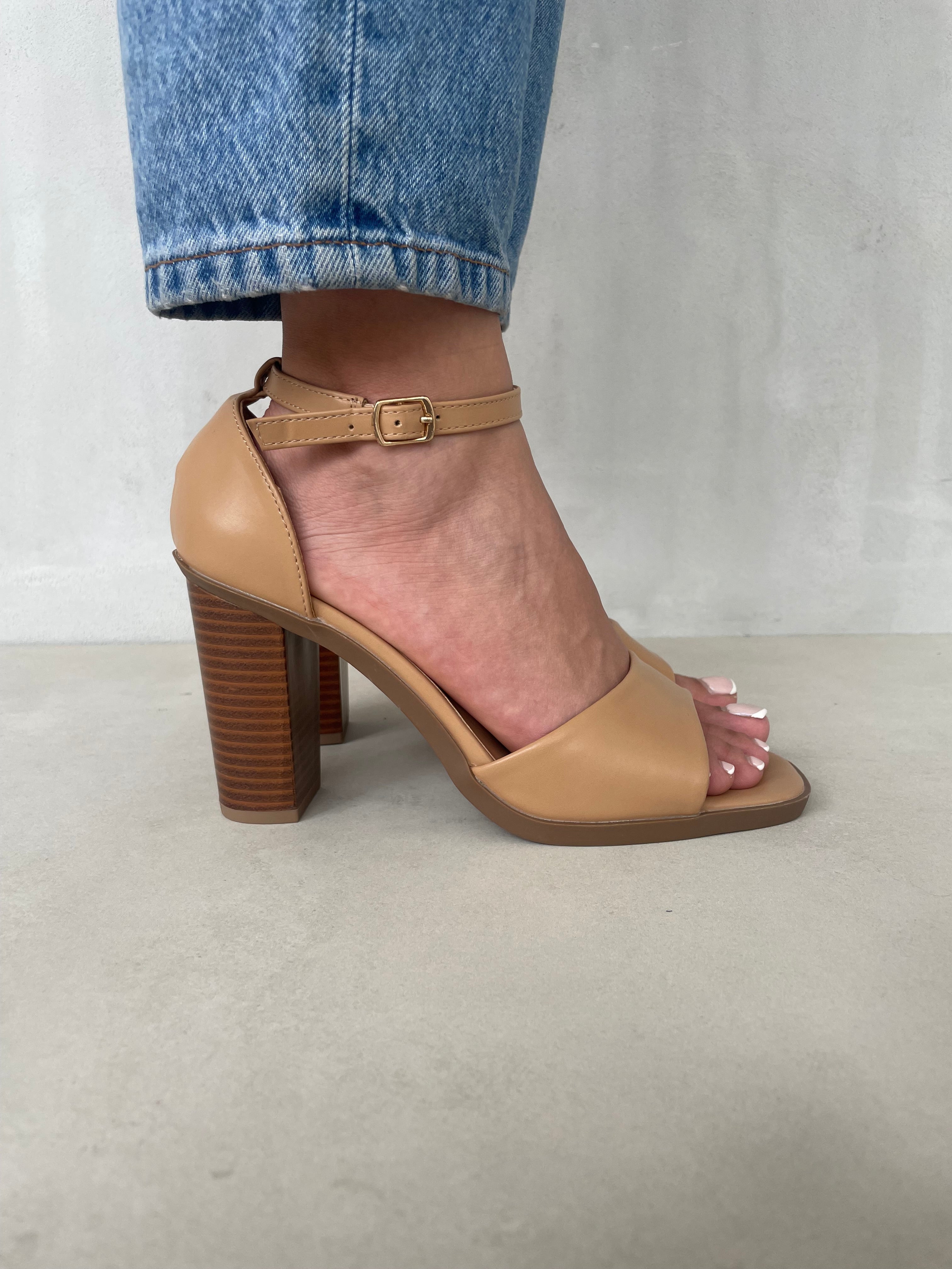 Sandalia De Tacón Alto En Tono Miel Con Tira Delantera Ancha Y Soporte En El Talón - 13611