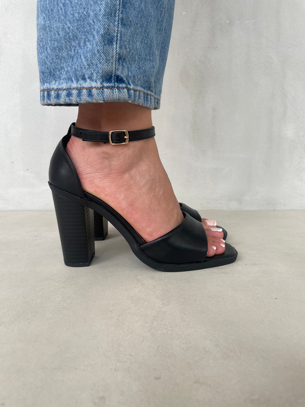 Sandalia de Tacón Alto Negra con Tira Delantera Ancha y Soporte en el Talón Minimalista - 13612
