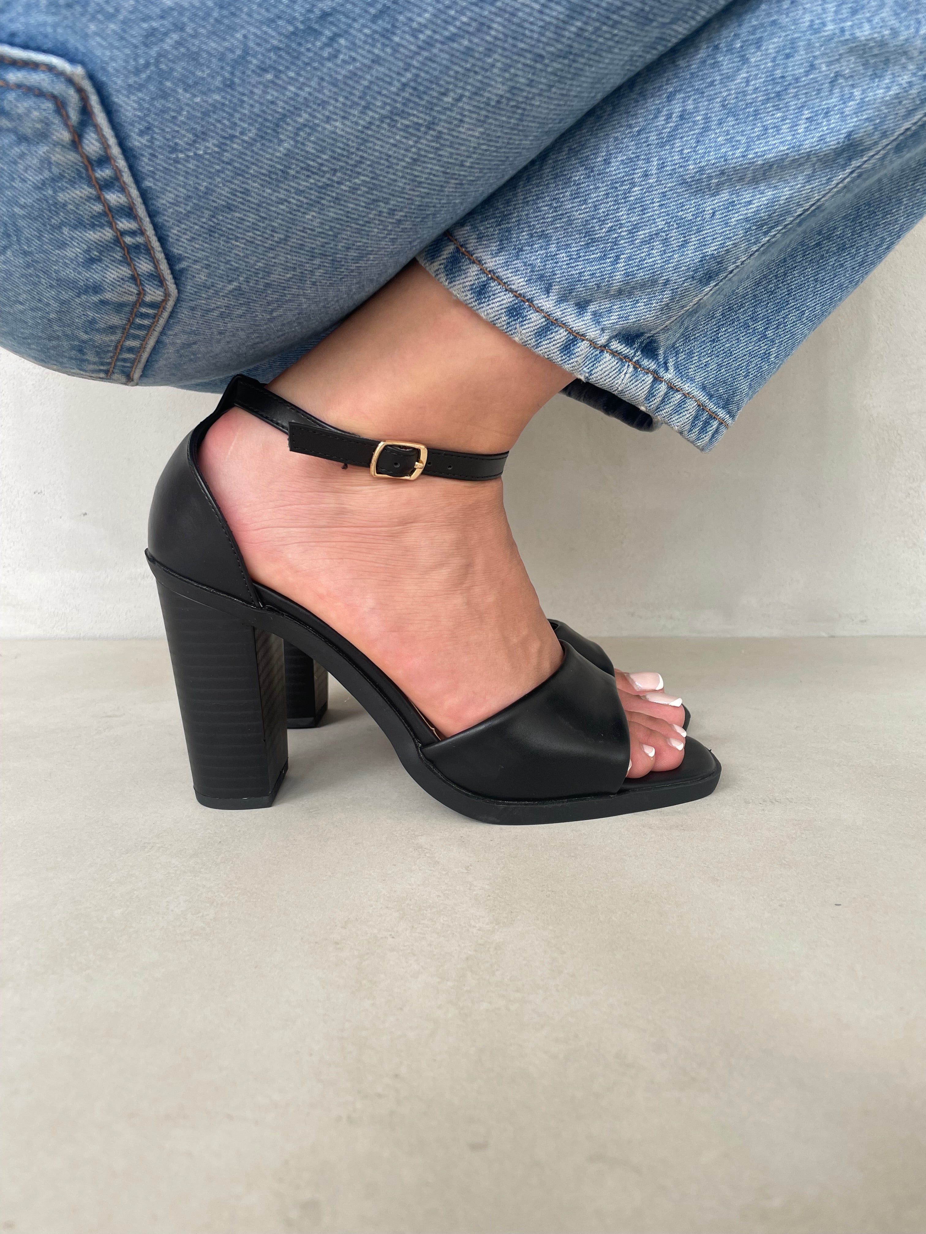 Sandalia de Tacón Alto Negra con Tira Delantera Ancha y Soporte en el Talón Minimalista - 13612