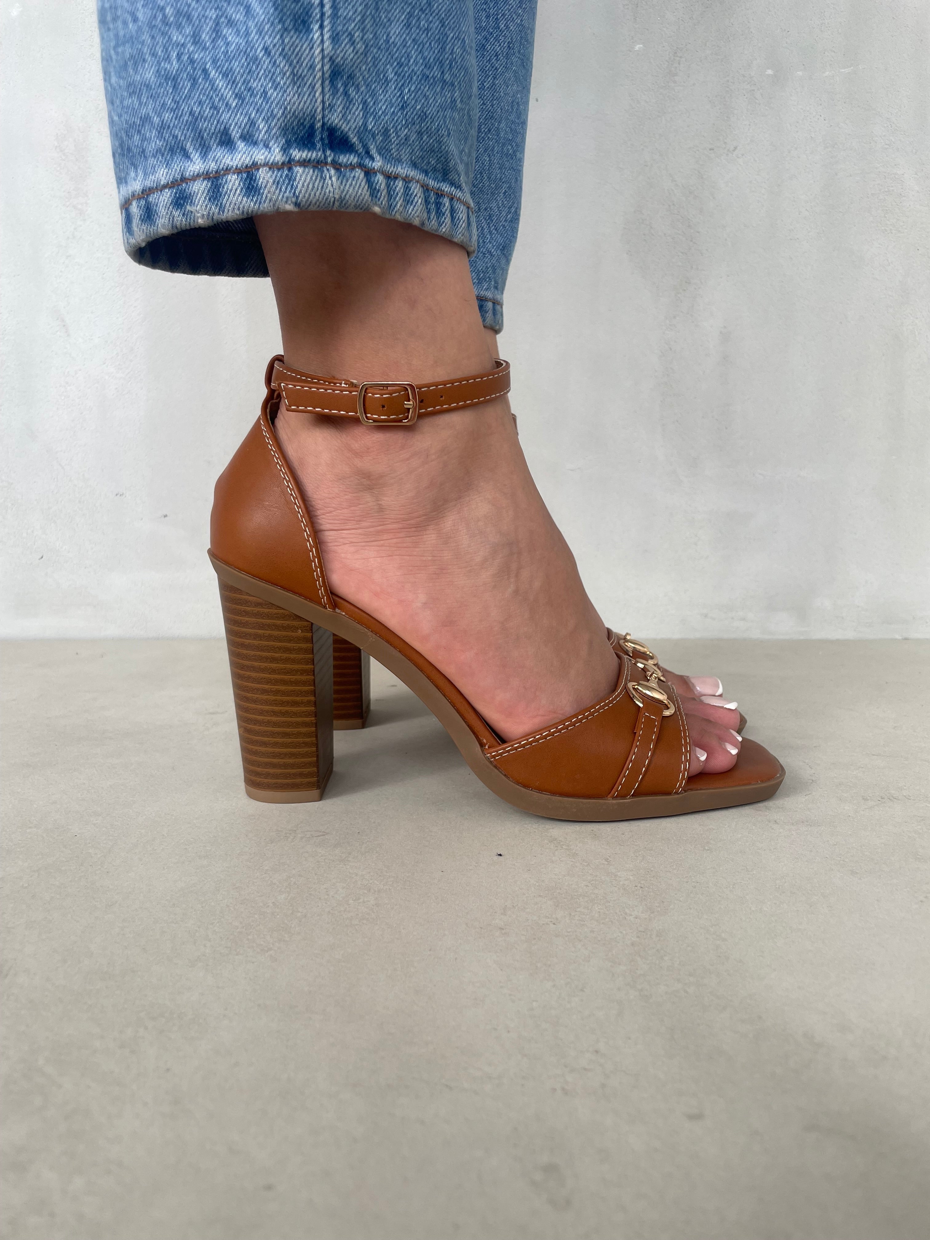 Sandalias De Tacón Alto Vino Sofisticado 13134 Tira Delantera Fina Con Detalle Metálico