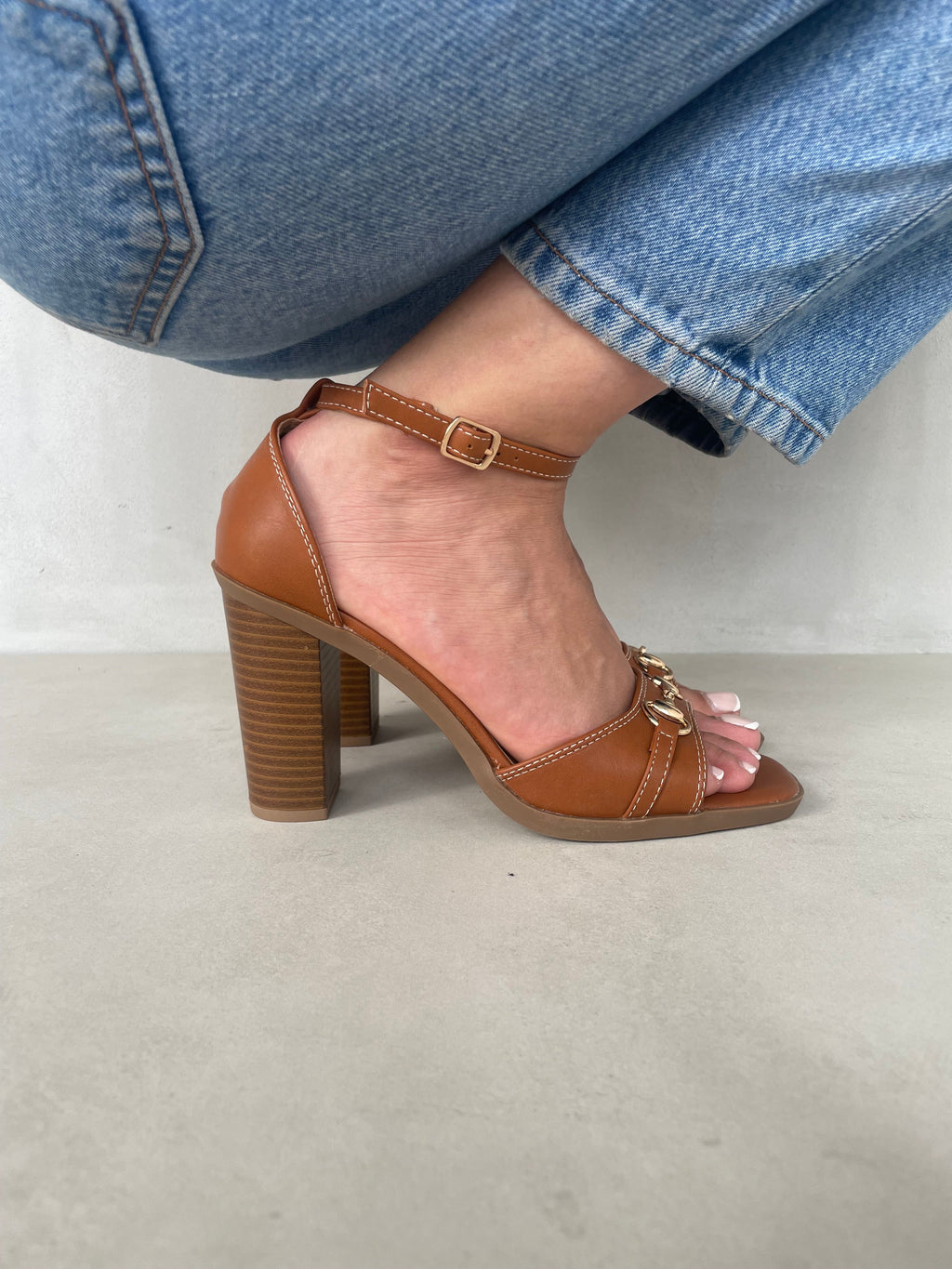 Sandalias De Tacón Alto Vino Sofisticado 13134 Tira Delantera Fina Con Detalle Metálico