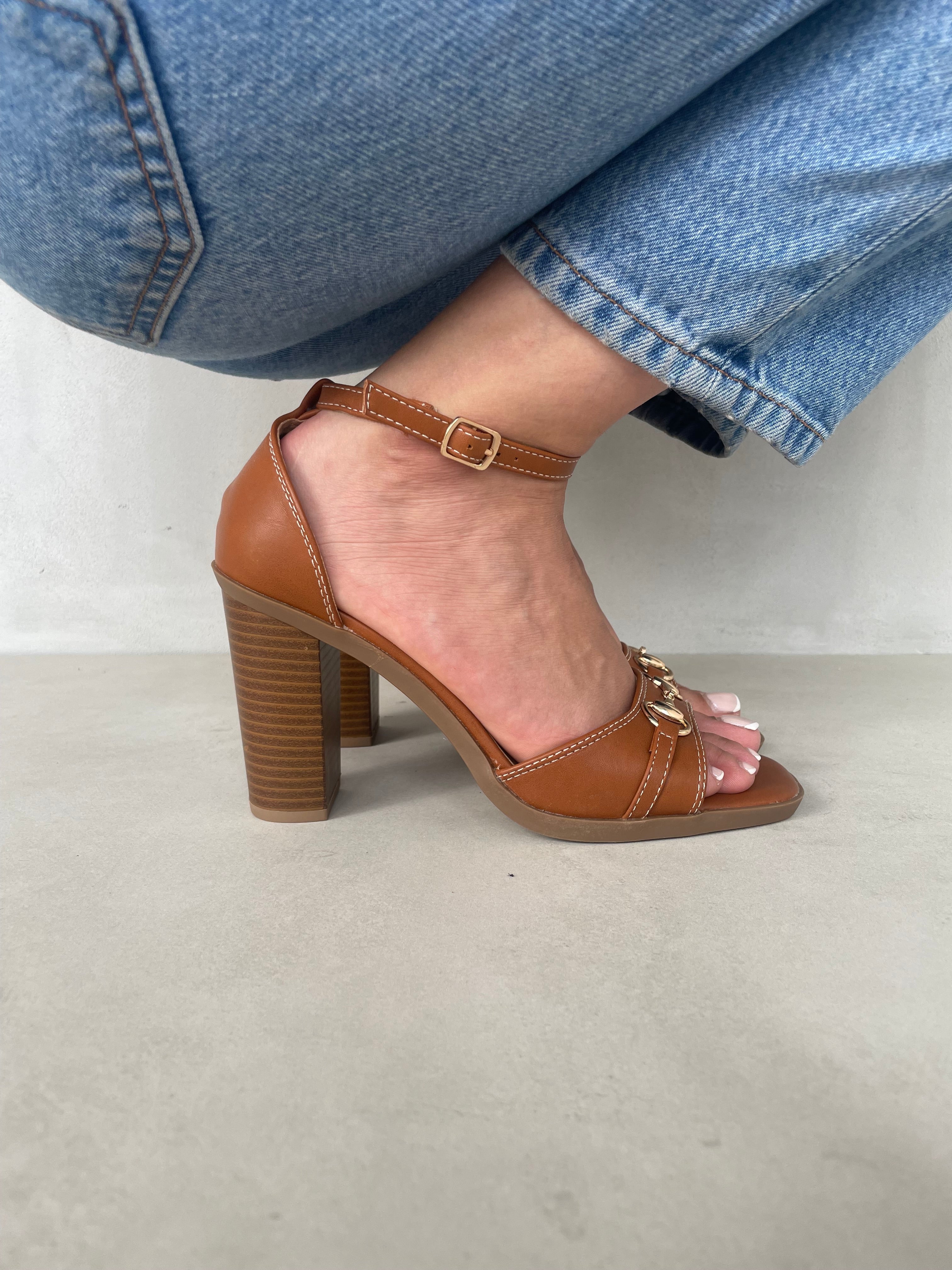 Sandalias De Tacón Alto Vino Sofisticado 13134 Tira Delantera Fina Con Detalle Metálico