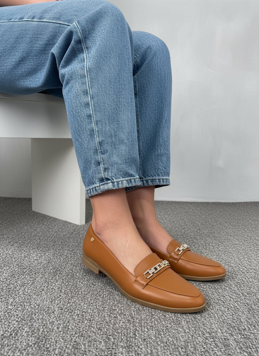 Mocasines Marrón Con Detalle Metálico Dorado, Estilo Clásico Y Versátiles – 12919