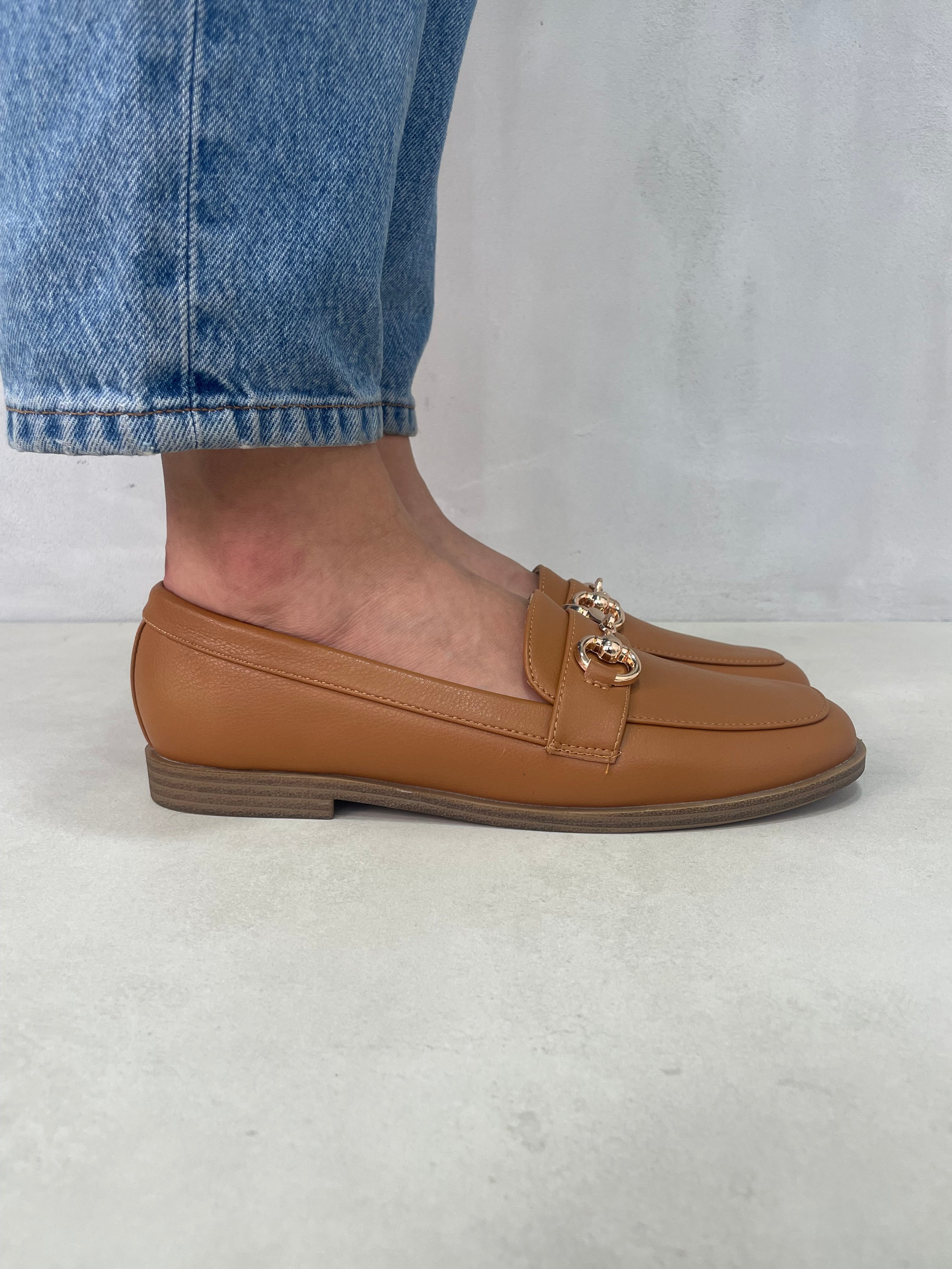 Mocasines Clásicos Color Café Con Detalle Metálico Dorado Elegante Y Versátil - 13325