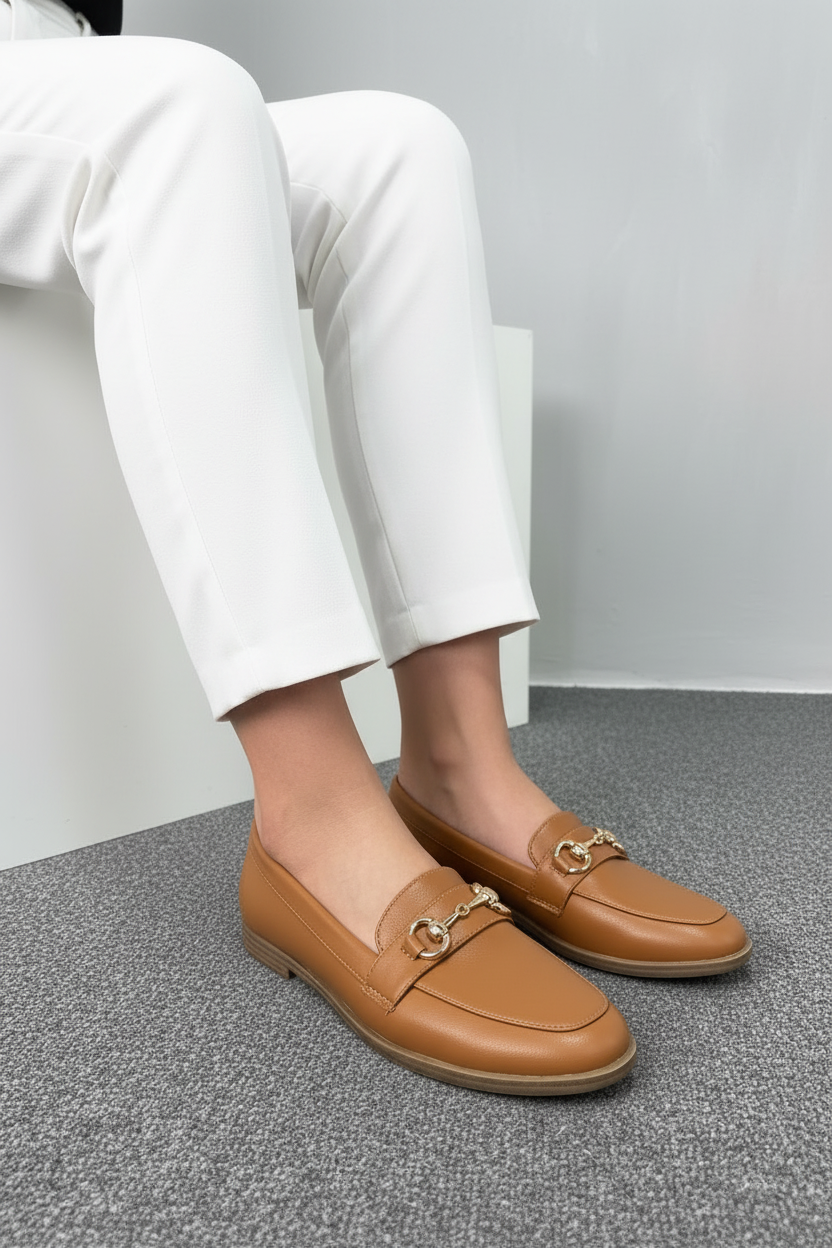 Mocasines Clásicos Color Café Con Detalle Metálico Dorado Elegante Y Versátil - 13325