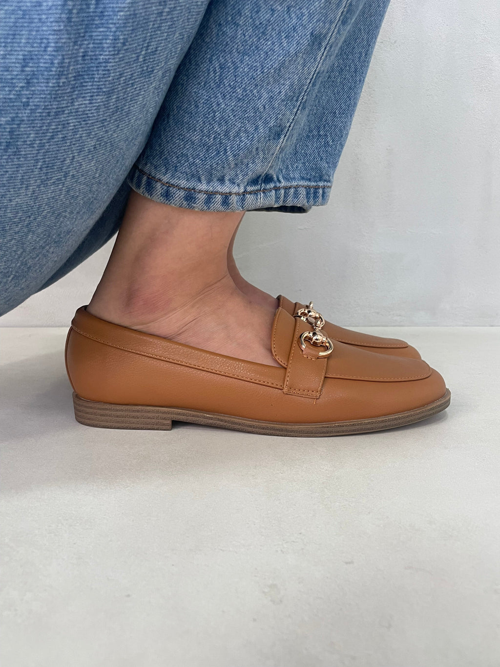 Mocasines Clásicos Color Café Con Detalle Metálico Dorado Elegante Y Versátil - 13325