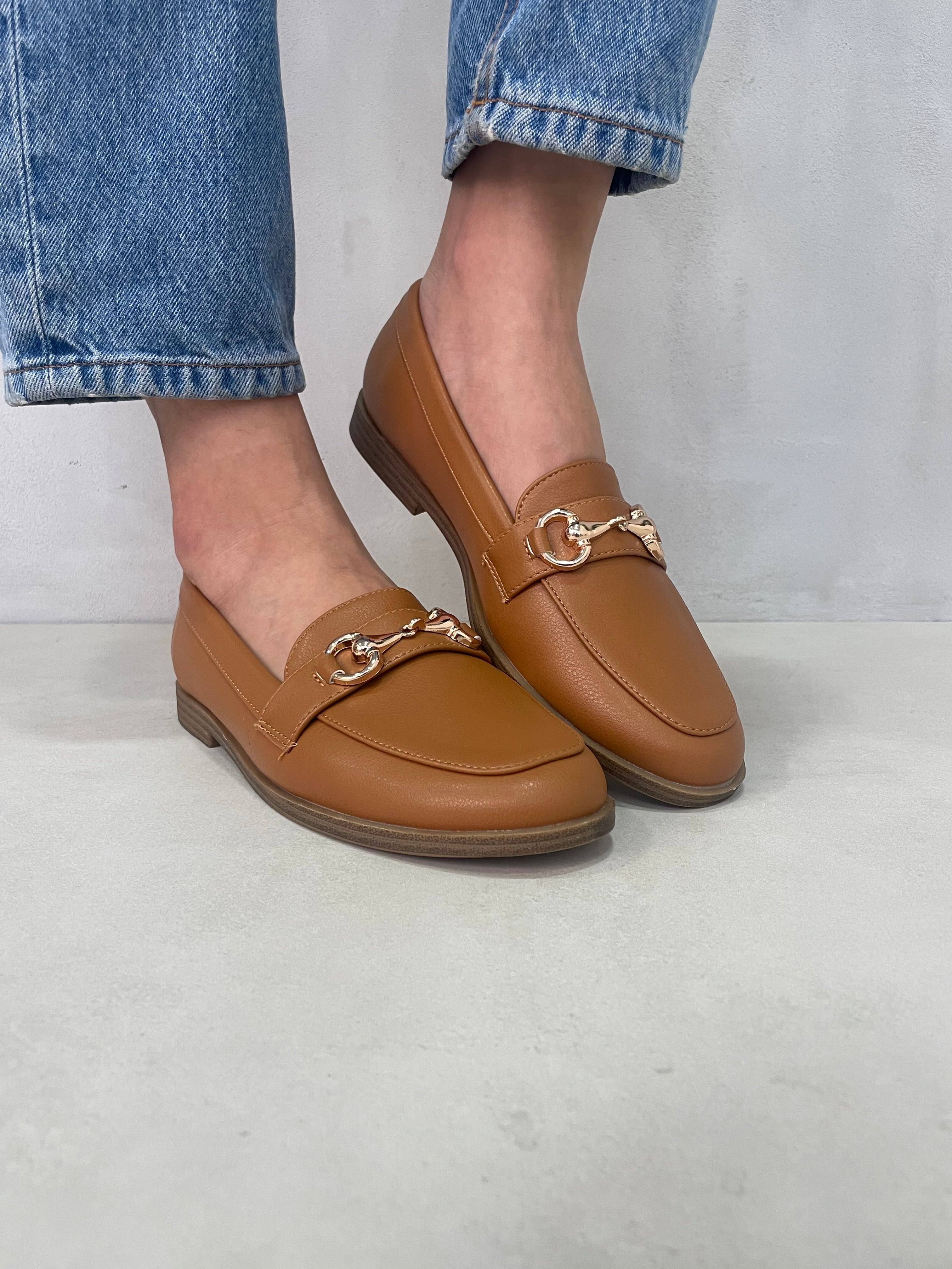 Mocasines Clásicos Color Café Con Detalle Metálico Dorado Elegante Y Versátil - 13325