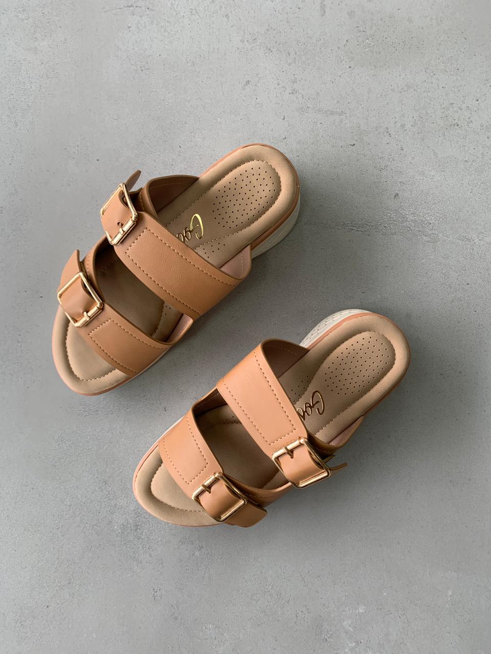 Sandalias Plataforma Camel 14366 Con Hebillas Doradas Ajustables Para Calce Personalizado Y Comodidad Superior