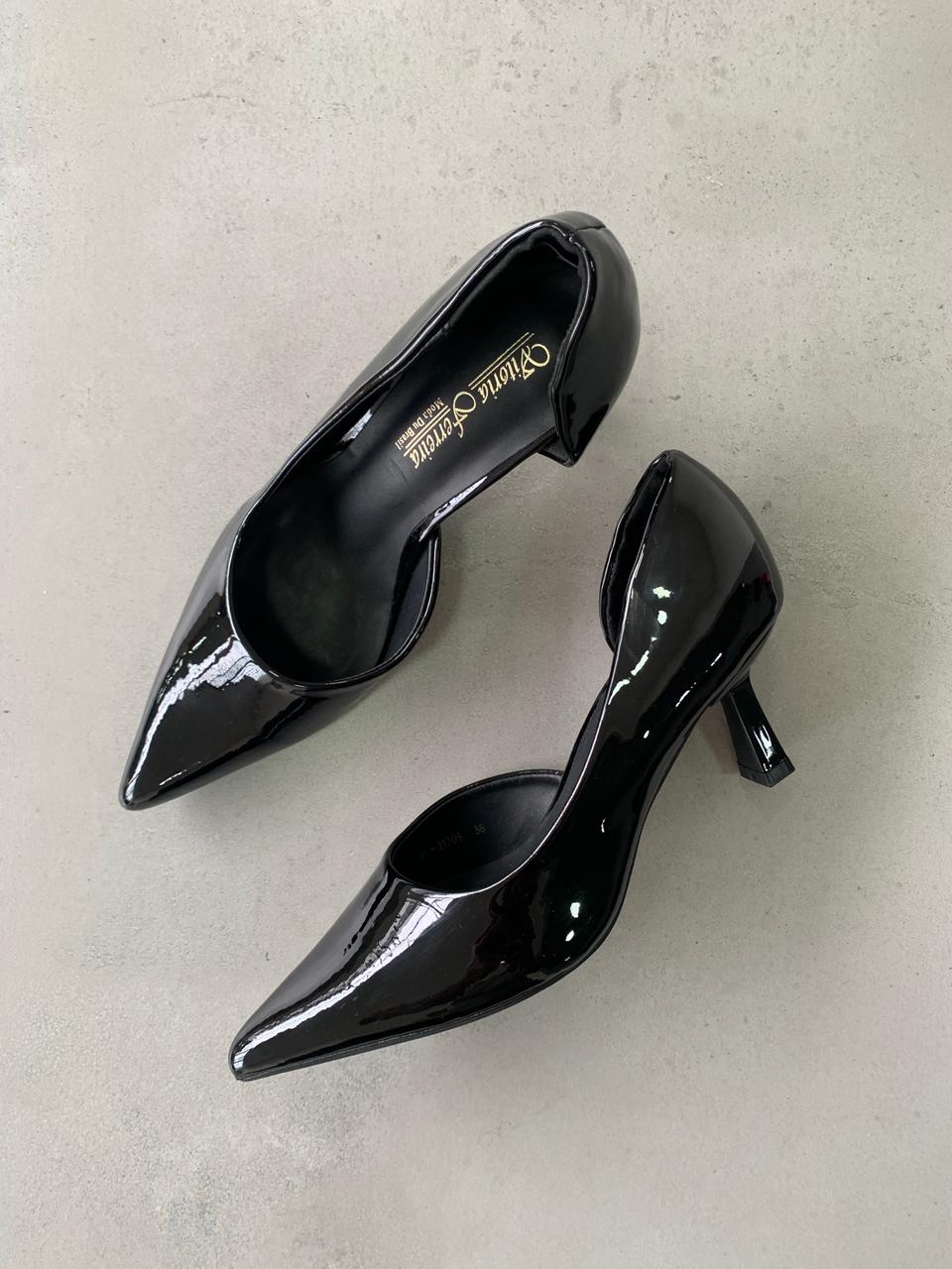 Tacones de Charol Negros con Punta Fina y Tacón Delgado Estilo Atemporal y Sofisticado - 14423