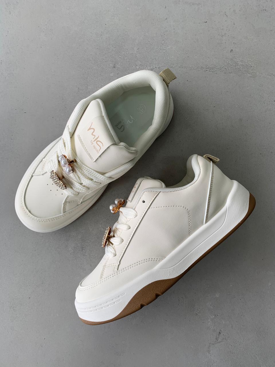 Tenis Para Mujer En Beige Con Suela Café Y Dijes Metálicos Decorativos – Estilo Casual Y Sofisticado – 14139