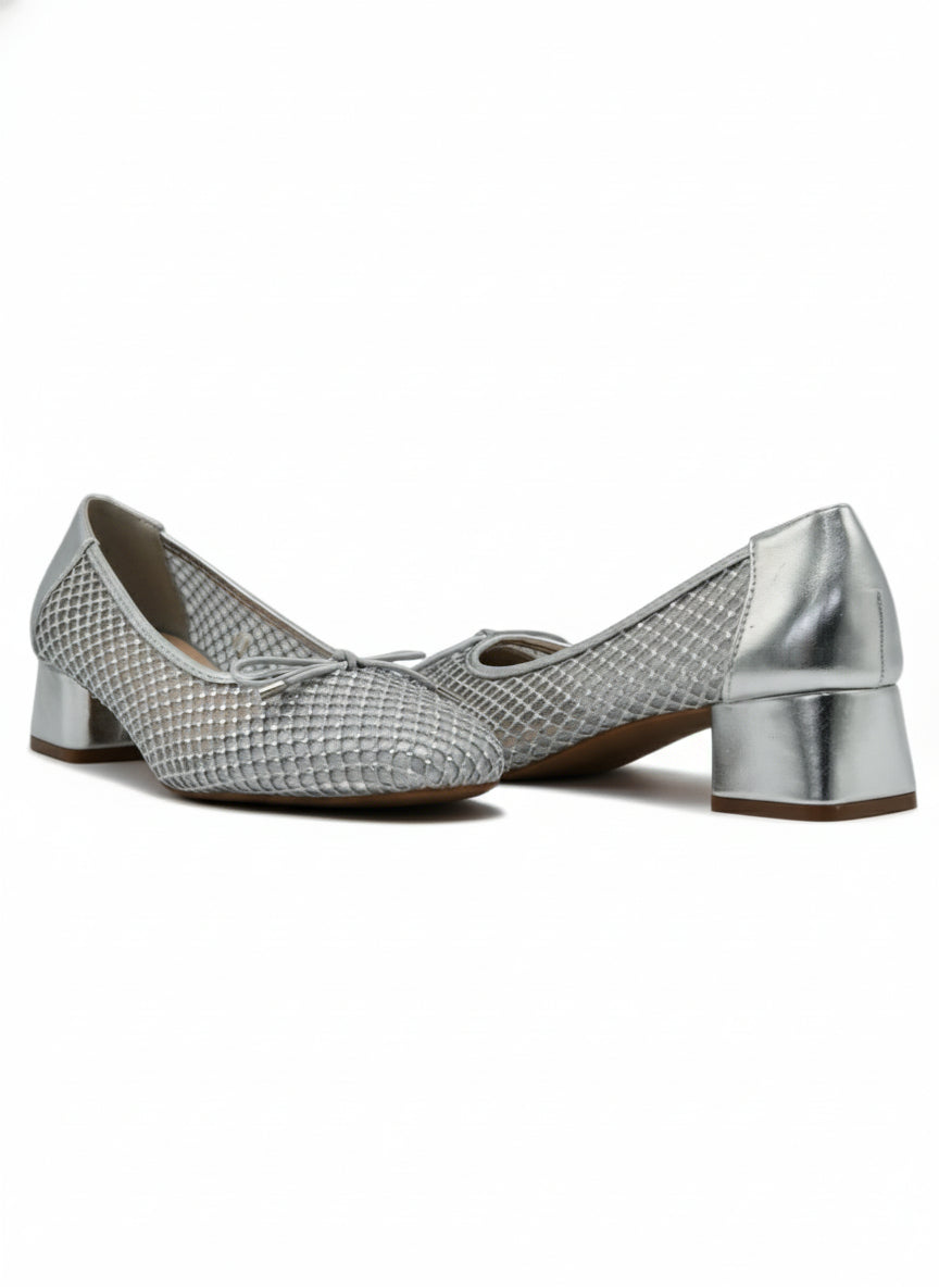13462 - Zapatos de Tacón Bajo para Mujer en Malla Plateada con Lazo Decorativo