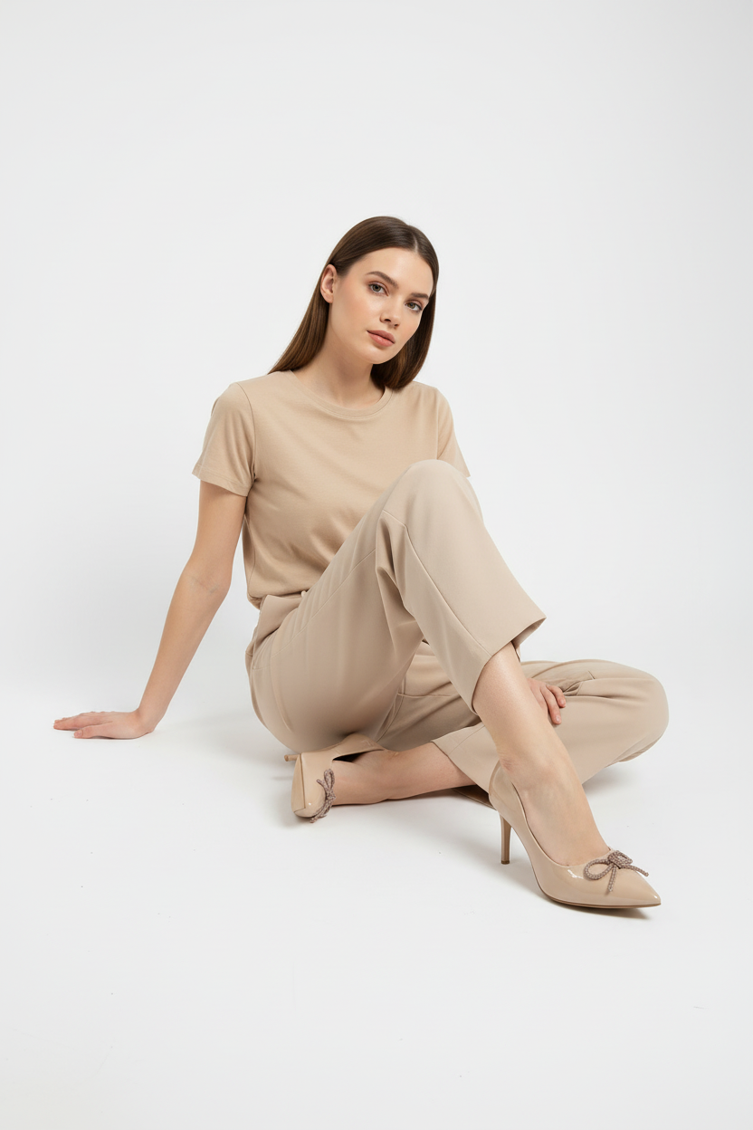 Tacones Beige en Charol con Detalle Metálico en Punta Fina, Silueta Alargada y Estilo Elegante Moderno – 14655